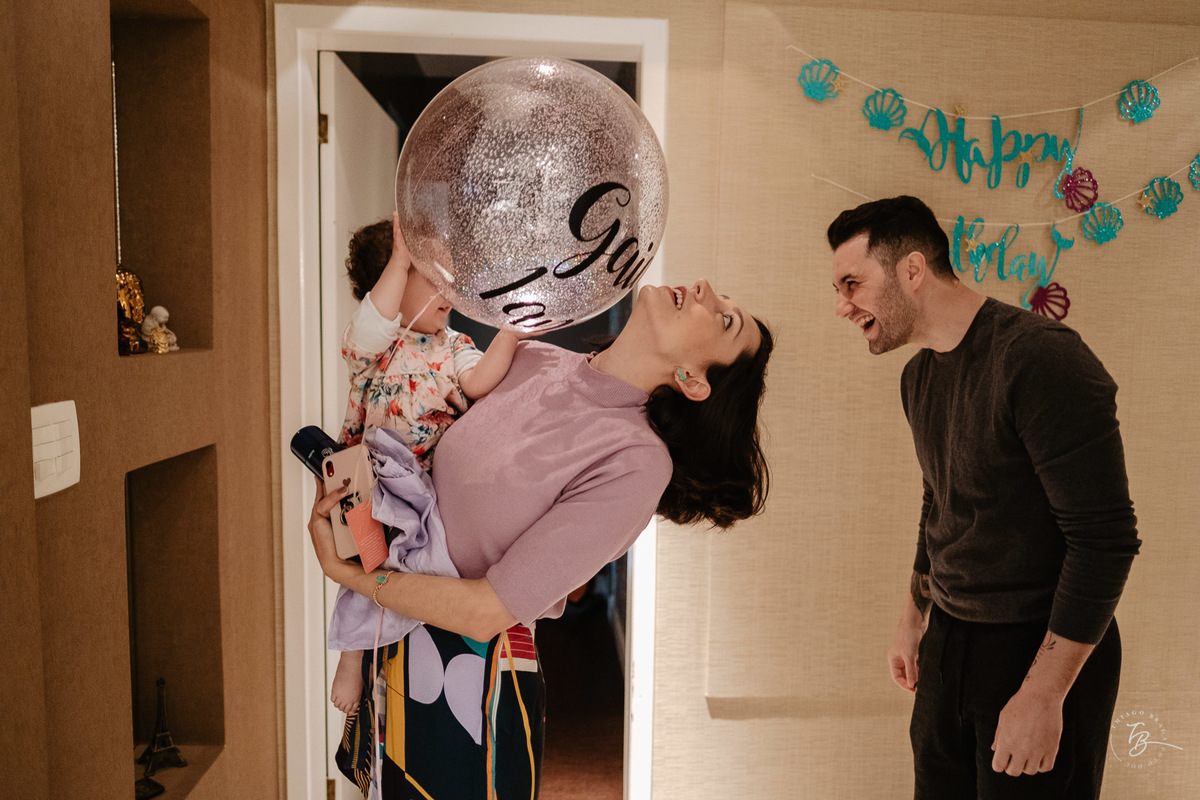 Fotografia documental de família, na casa dos Bridi em Florianópolis. Primeiro aniversário da Gaia.