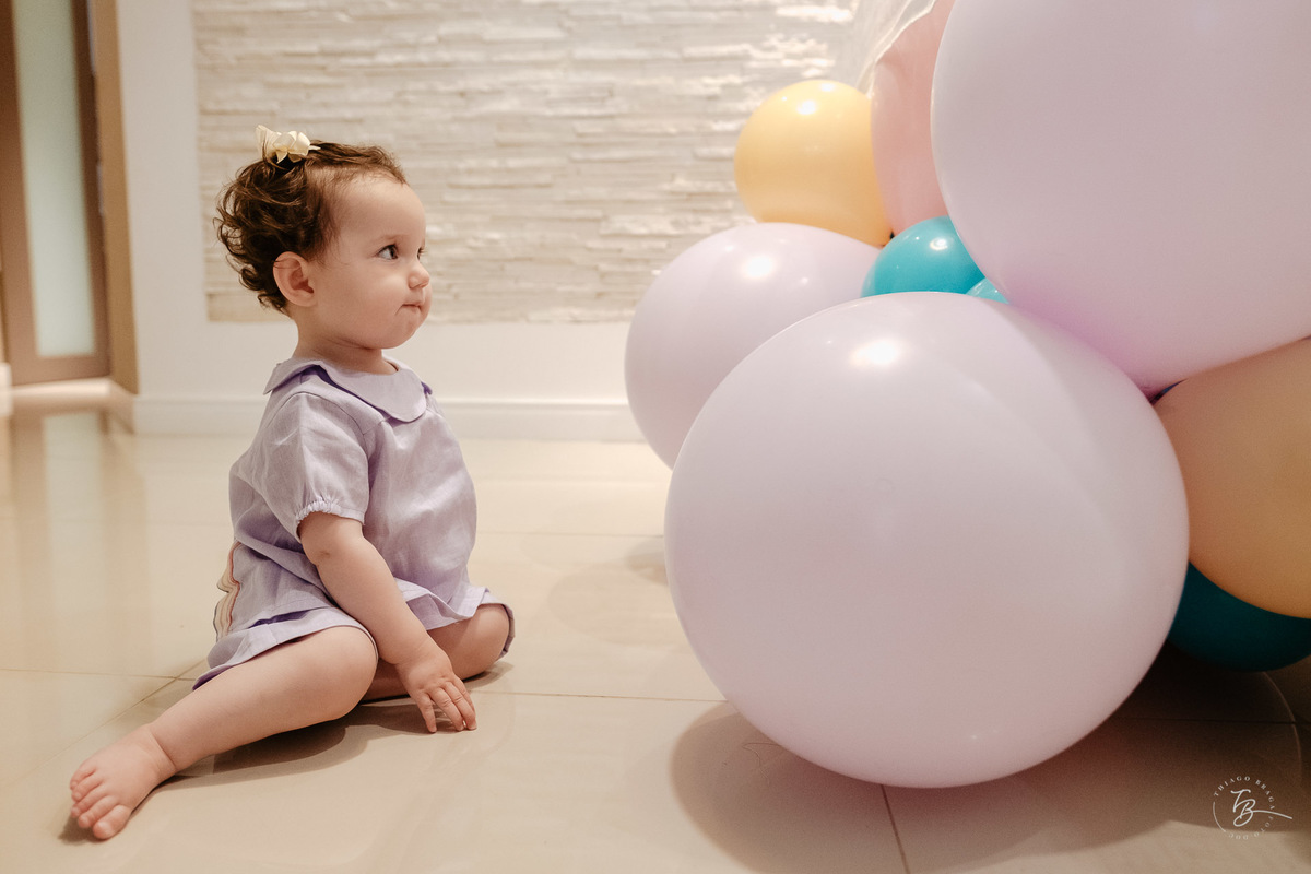 Fotografia documental de família, na casa dos Bridi em Florianópolis. Primeiro aniversário da Gaia.