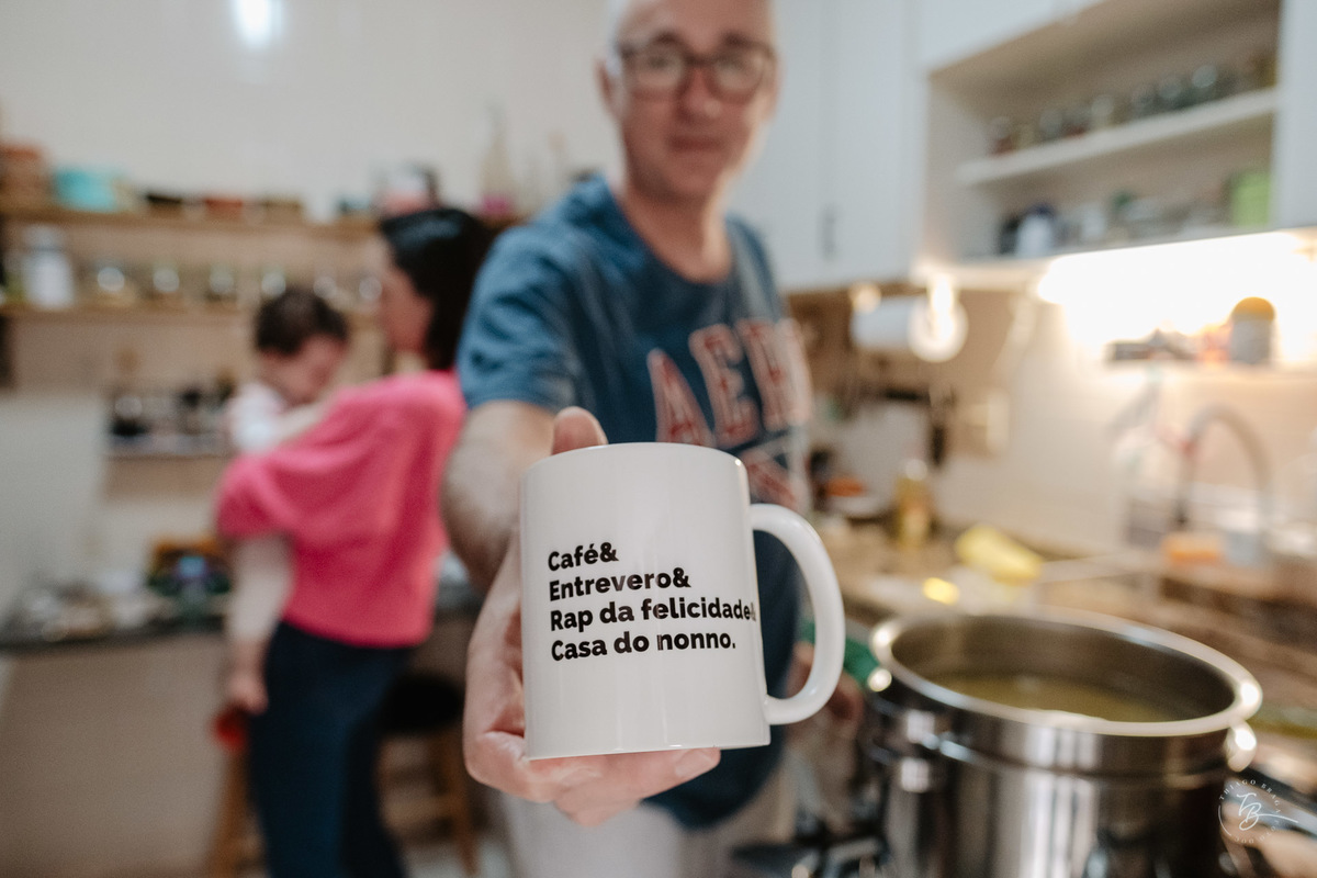 Fotografia documental de família, na casa dos Bridi em Florianópolis. Primeiro aniversário da Gaia.