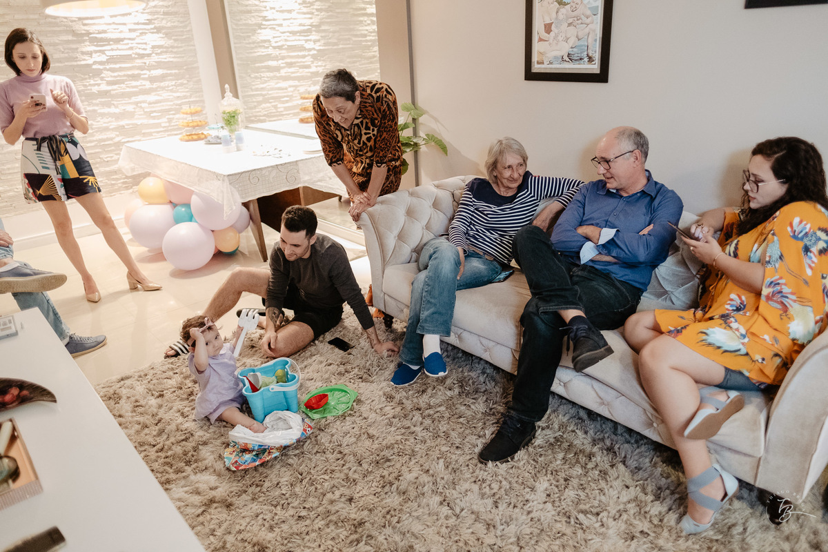 Fotografia documental de família, na casa dos Bridi em Florianópolis. Primeiro aniversário da Gaia.