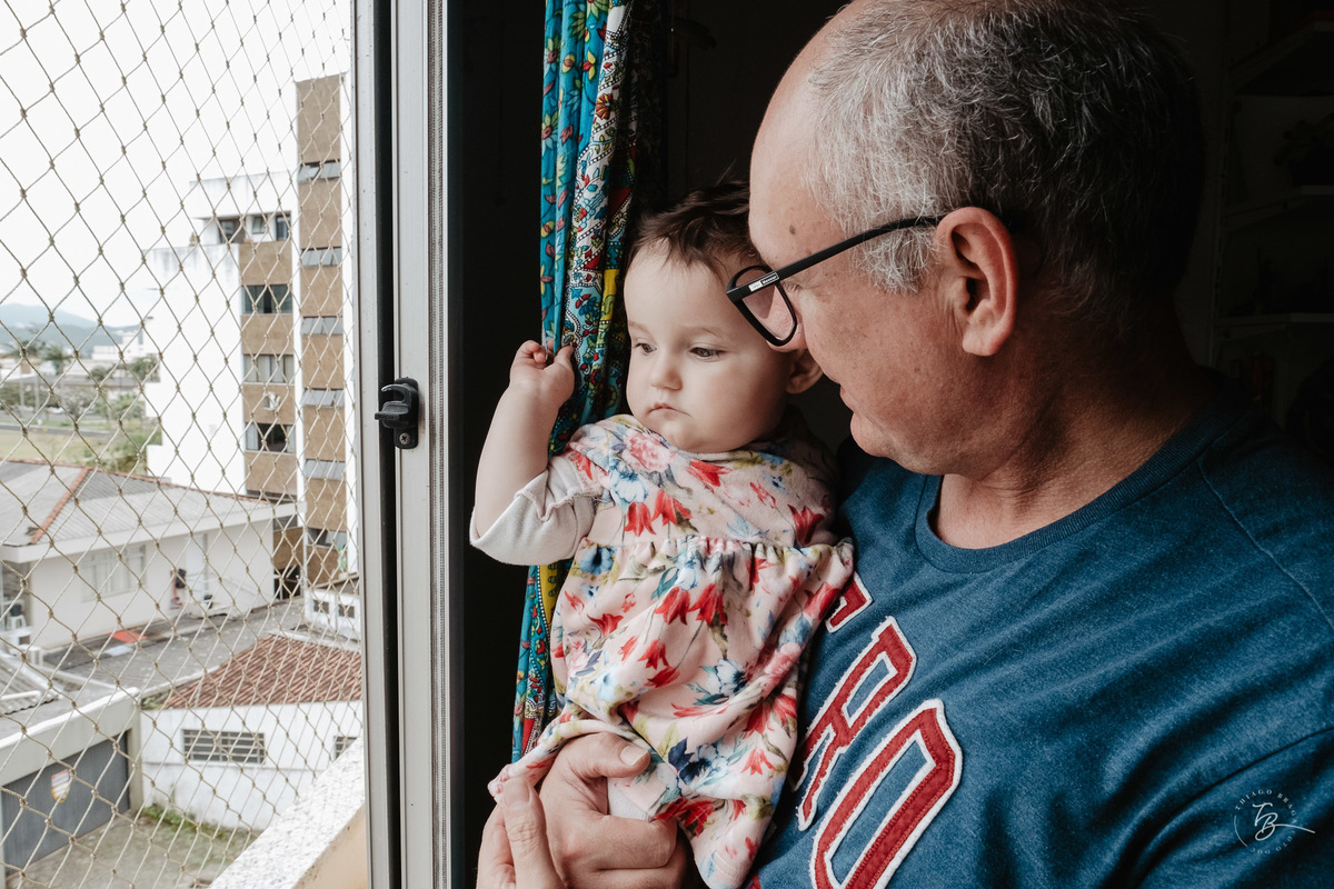 Fotografia documental de família, na casa dos Bridi em Florianópolis. Primeiro aniversário da Gaia.