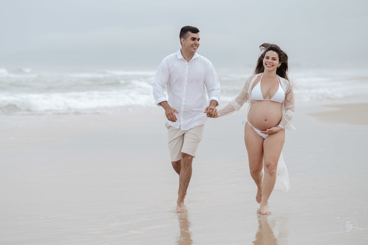 ensaio gestante em fim de tarde na praia do campeche