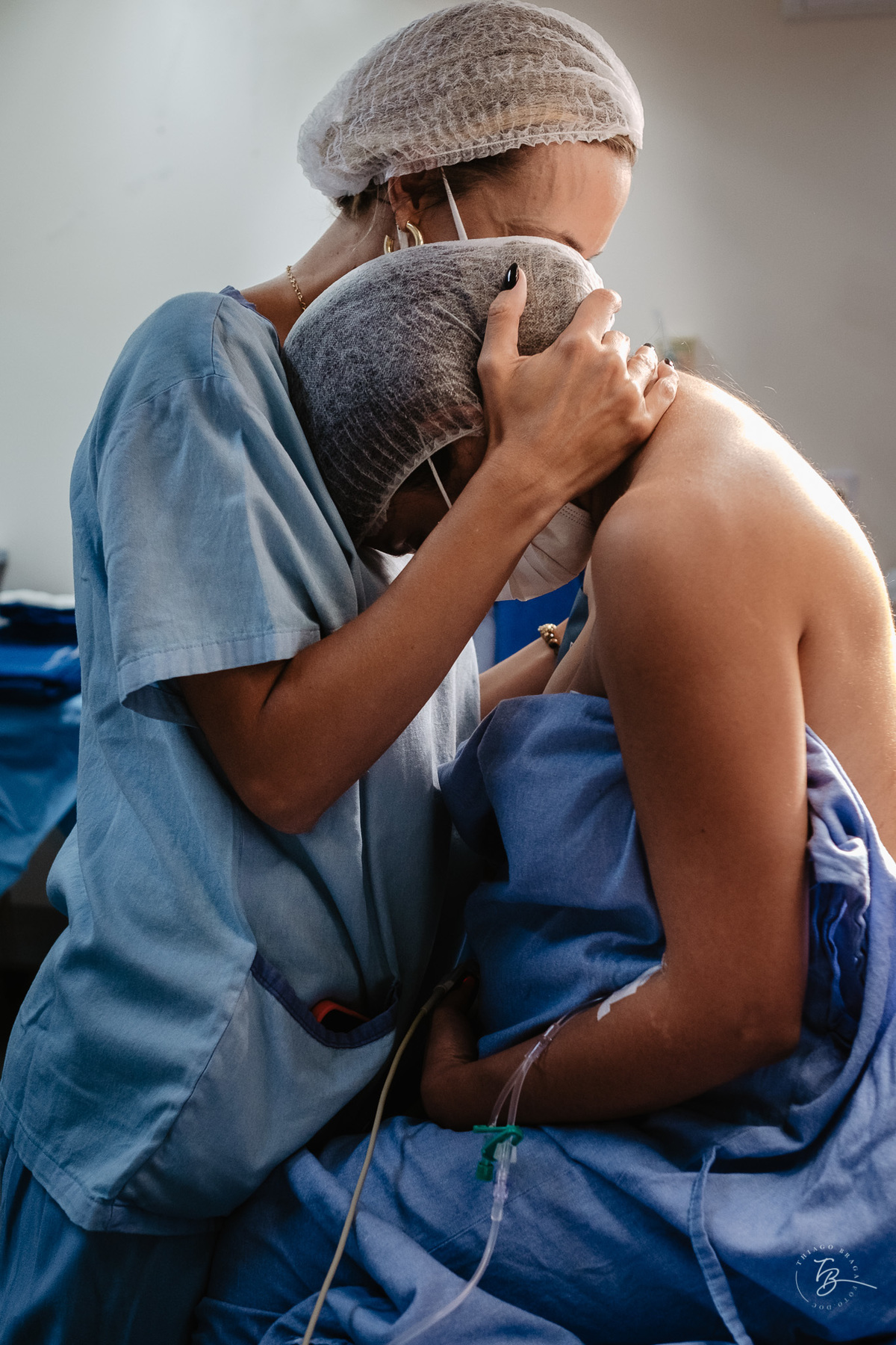 Fotografia documental de nascimento. Cesárea na Clínica e maternidade Santa Helena e Florianópolis, por Thiago Braga fotografia. 