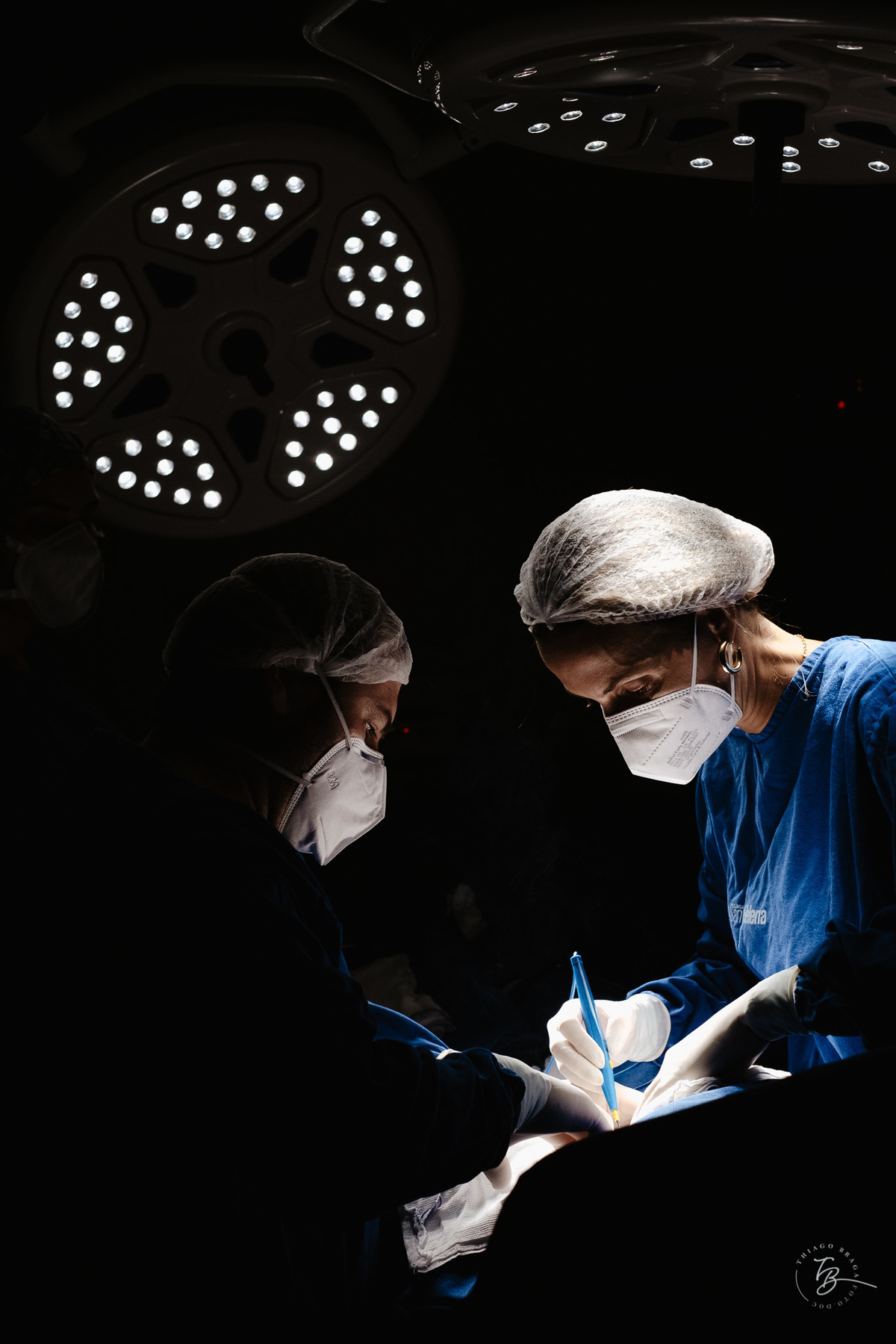 Fotografia documental de nascimento. Cesárea na Clínica e maternidade Santa Helena e Florianópolis, por Thiago Braga fotografia. 