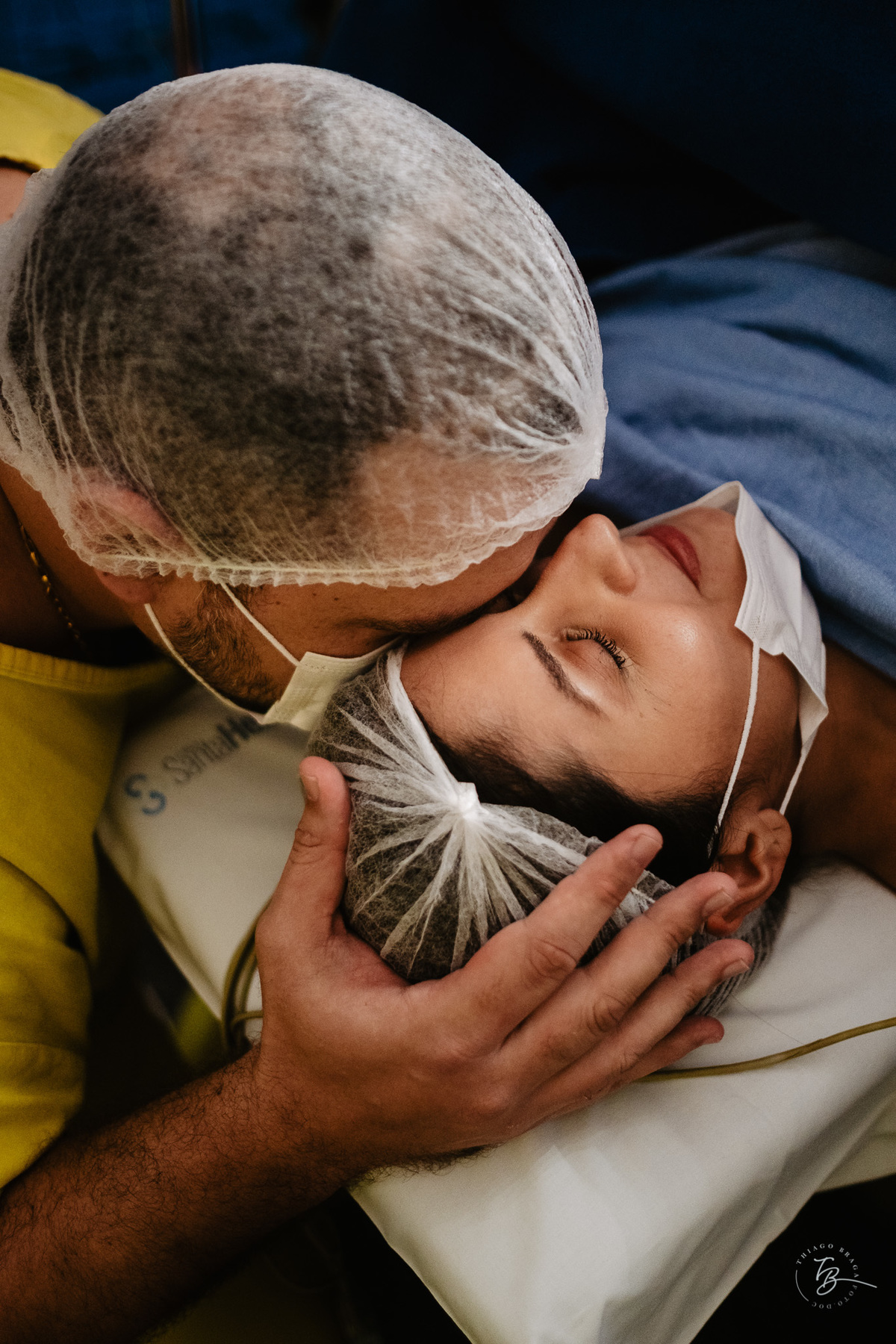 Fotografia documental de nascimento. Cesárea na Clínica e maternidade Santa Helena e Florianópolis, por Thiago Braga fotografia. 
