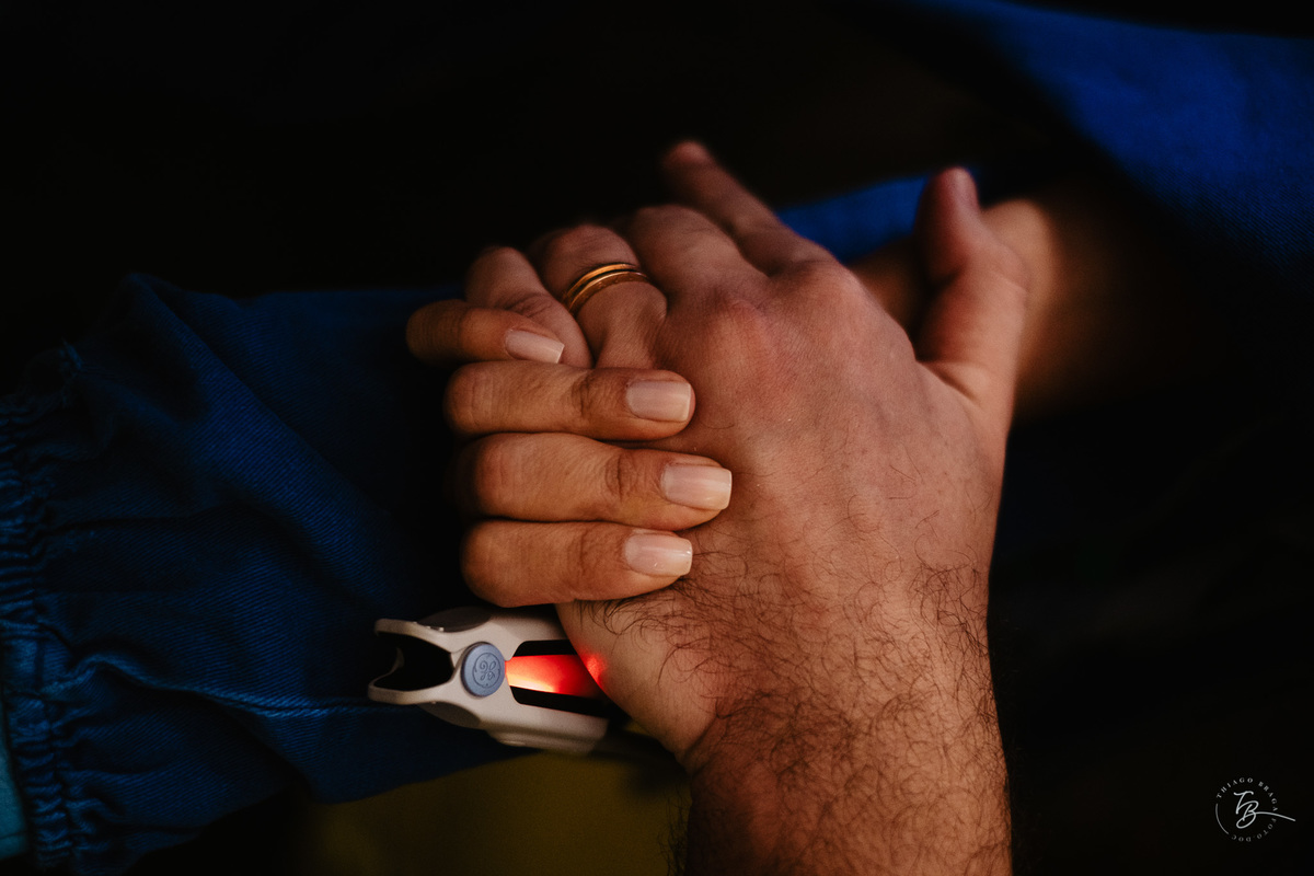 Fotografia documental de nascimento. Cesárea na Clínica e maternidade Santa Helena e Florianópolis, por Thiago Braga fotografia. 