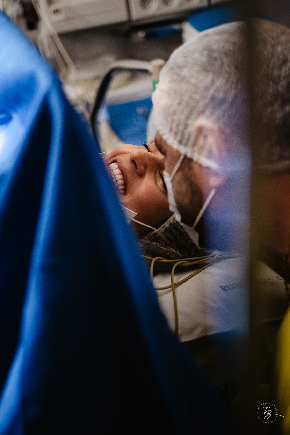 Fotografia documental de nascimento. Cesárea na Clínica e maternidade Santa Helena e Florianópolis, por Thiago Braga fotografia. 
