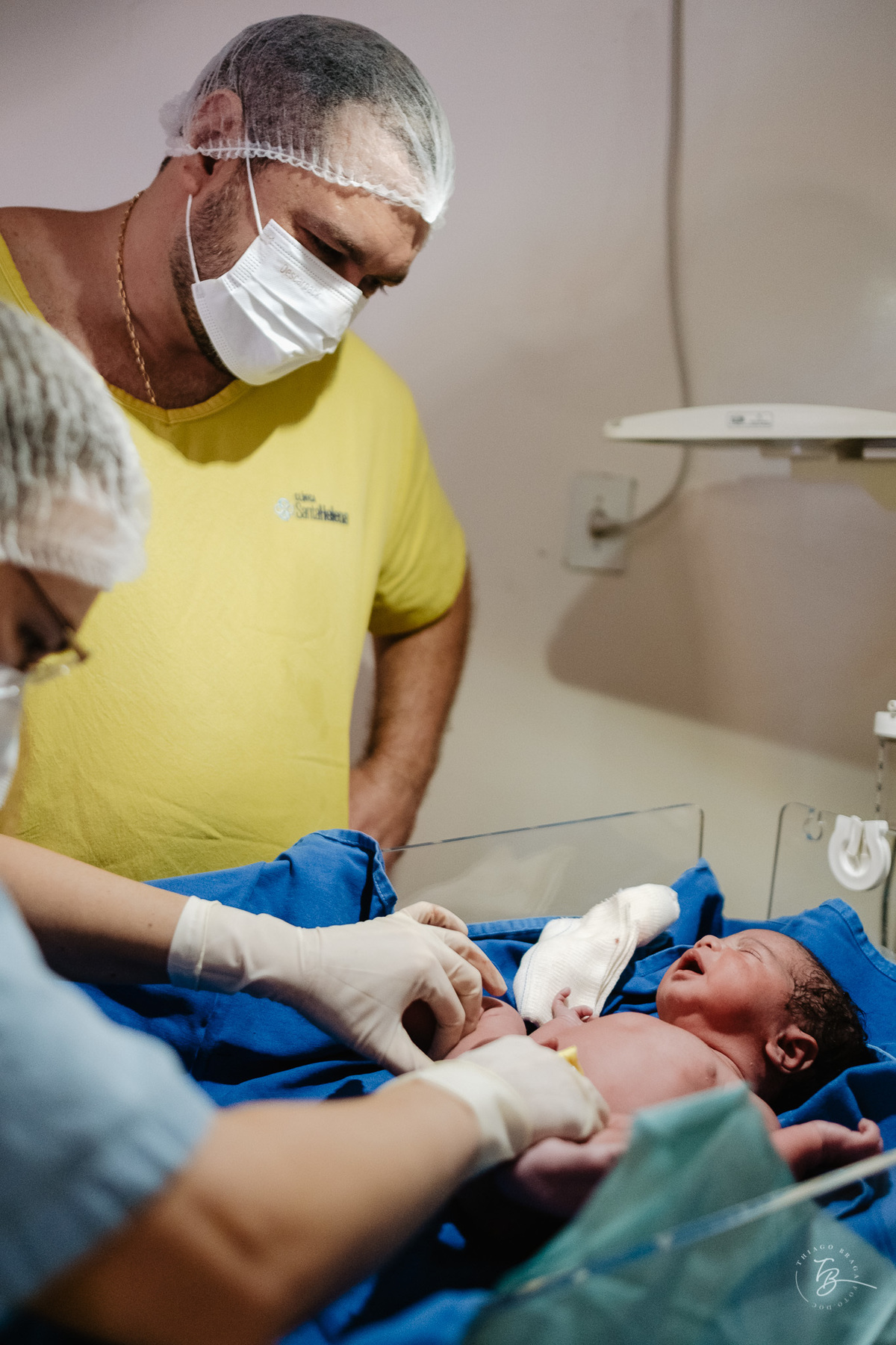 Fotografia documental de nascimento. Cesárea na Clínica e maternidade Santa Helena e Florianópolis, por Thiago Braga fotografia. 