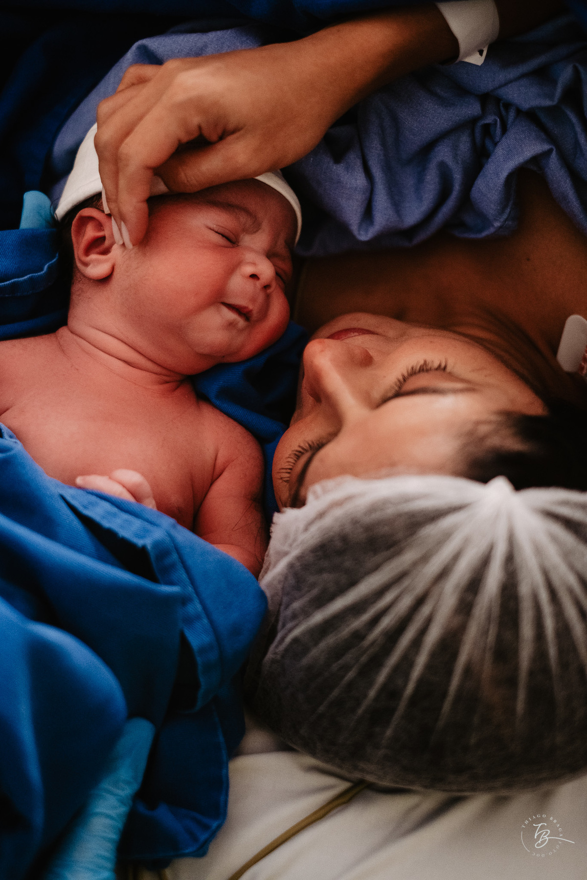 Fotografia documental de nascimento. Cesárea na Clínica e maternidade Santa Helena e Florianópolis, por Thiago Braga fotografia. 