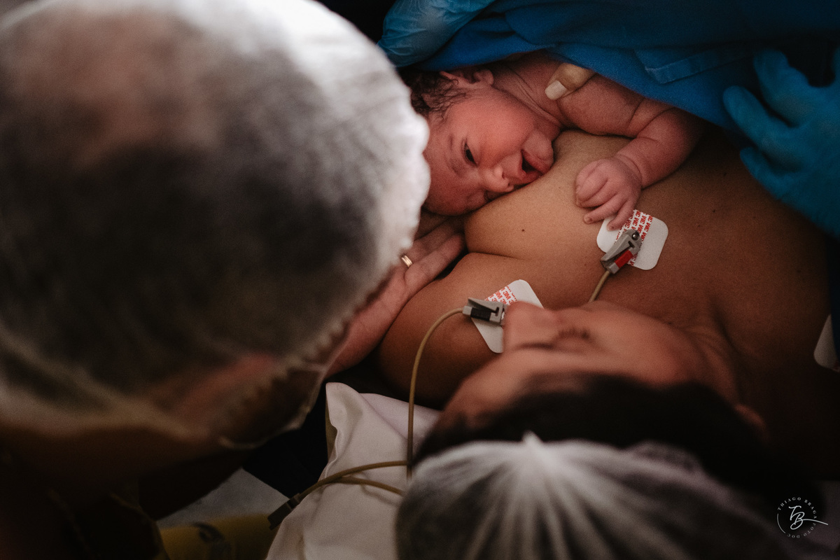 Fotografia documental de nascimento. Cesárea na Clínica e maternidade Santa Helena e Florianópolis, por Thiago Braga fotografia. 