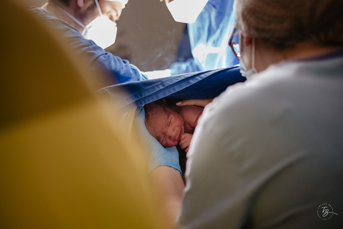 Fotografia documental de nascimento. Cesárea na Clínica e maternidade Santa Helena e Florianópolis, por Thiago Braga fotografia. 