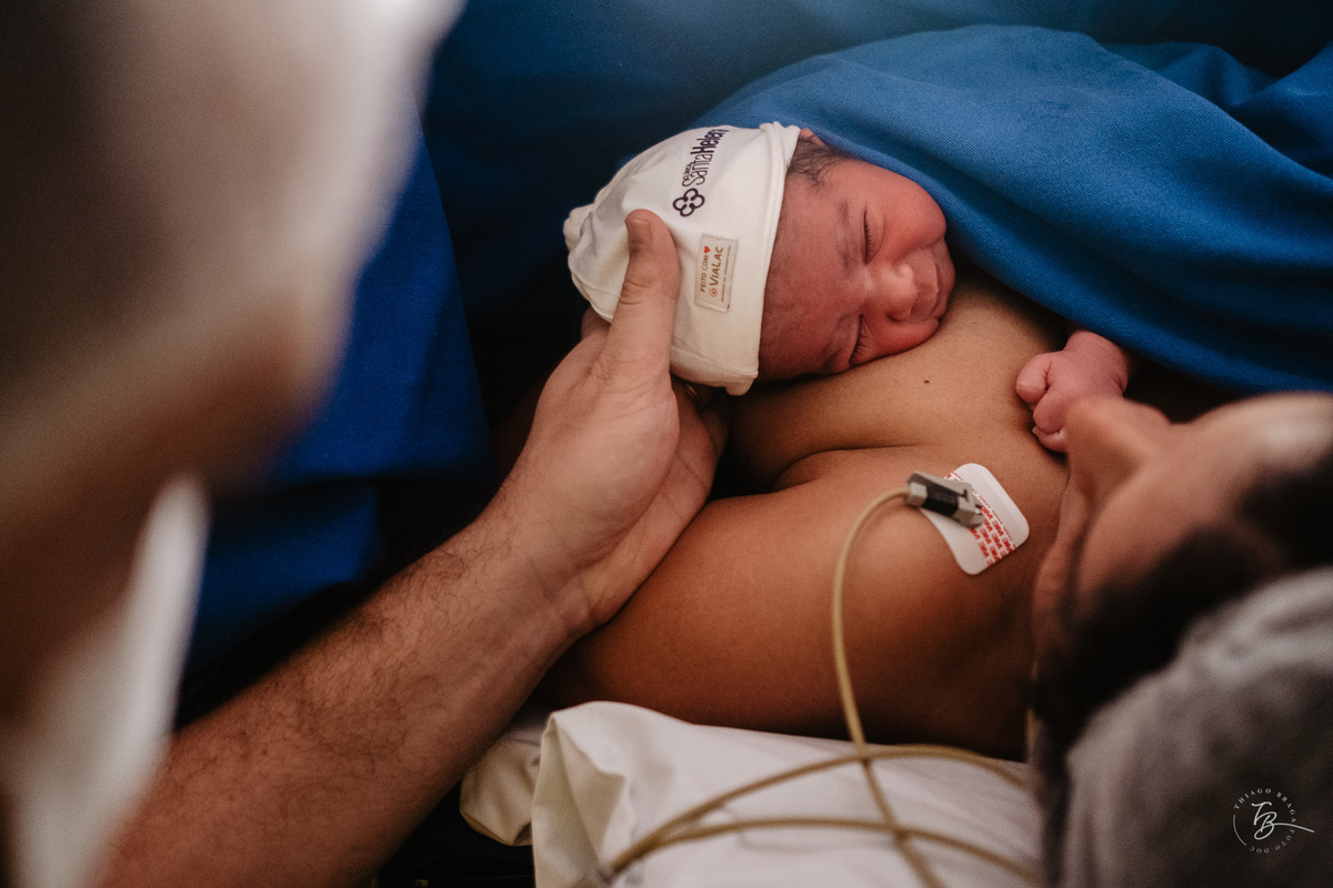 Fotografia documental de nascimento. Cesárea na Clínica e maternidade Santa Helena e Florianópolis, por Thiago Braga fotografia. 