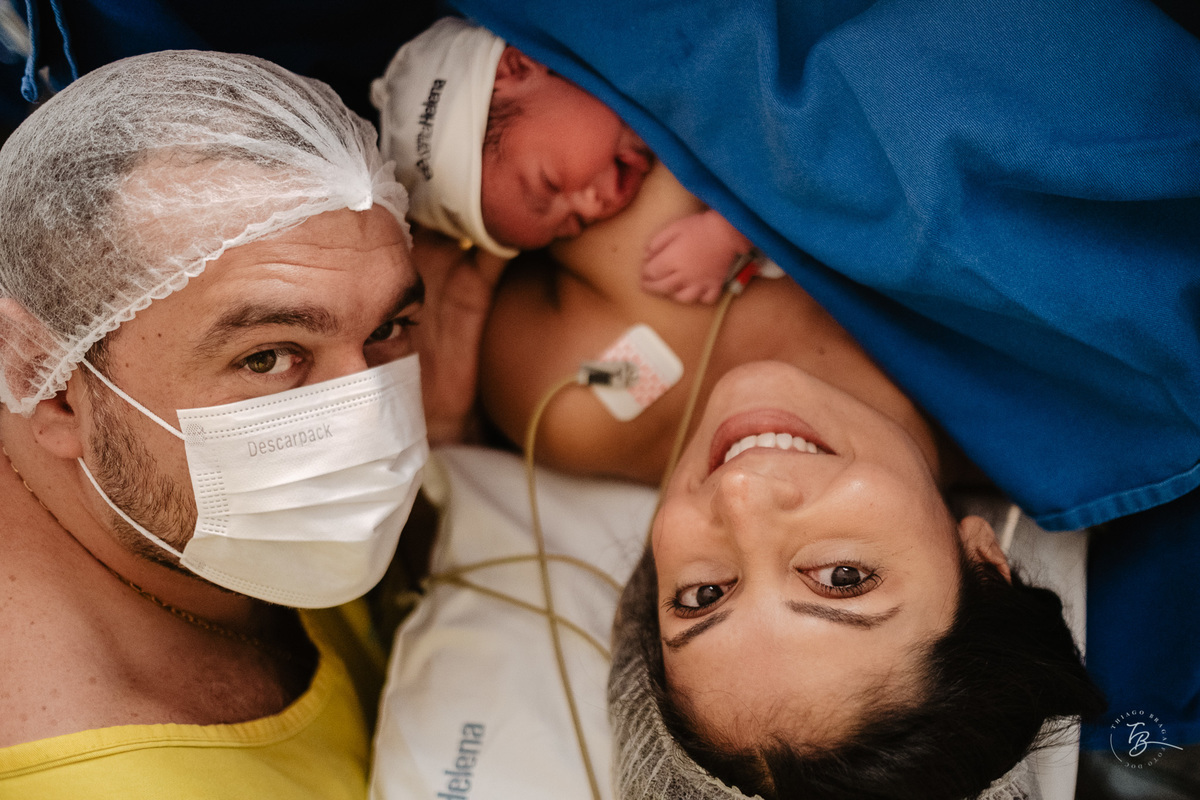 Fotografia documental de nascimento. Cesárea na Clínica e maternidade Santa Helena e Florianópolis, por Thiago Braga fotografia. 