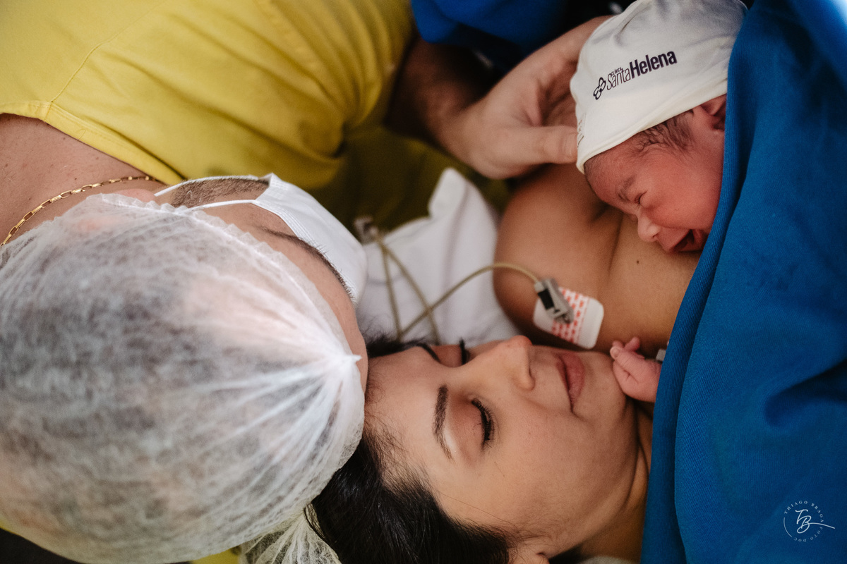 Fotografia documental de nascimento. Cesárea na Clínica e maternidade Santa Helena e Florianópolis, por Thiago Braga fotografia. 