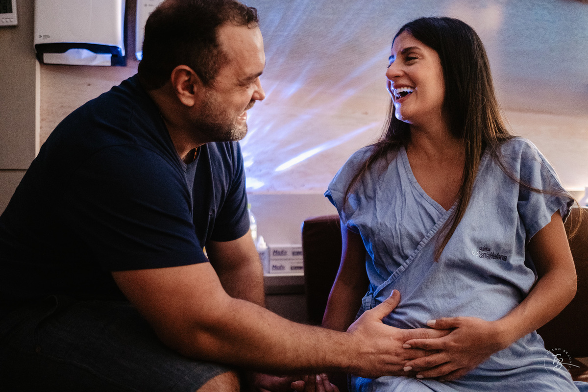 Fotografia documental de nascimento. Cesárea na Clínica e maternidade Santa Helena e Florianópolis, por Thiago Braga fotografia. 