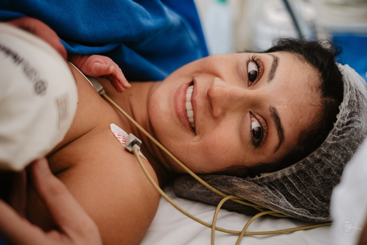 Fotografia documental de nascimento. Cesárea na Clínica e maternidade Santa Helena e Florianópolis, por Thiago Braga fotografia. 