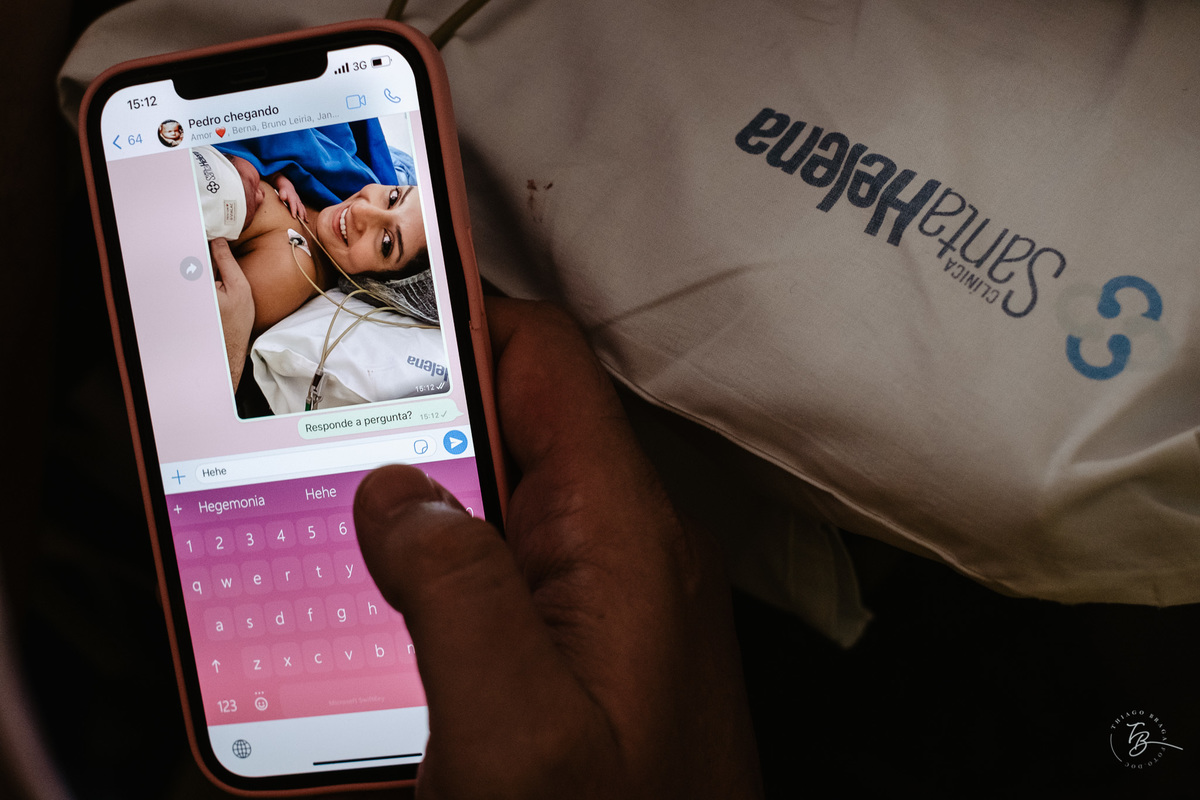 Fotografia documental de nascimento. Cesárea na Clínica e maternidade Santa Helena e Florianópolis, por Thiago Braga fotografia. 