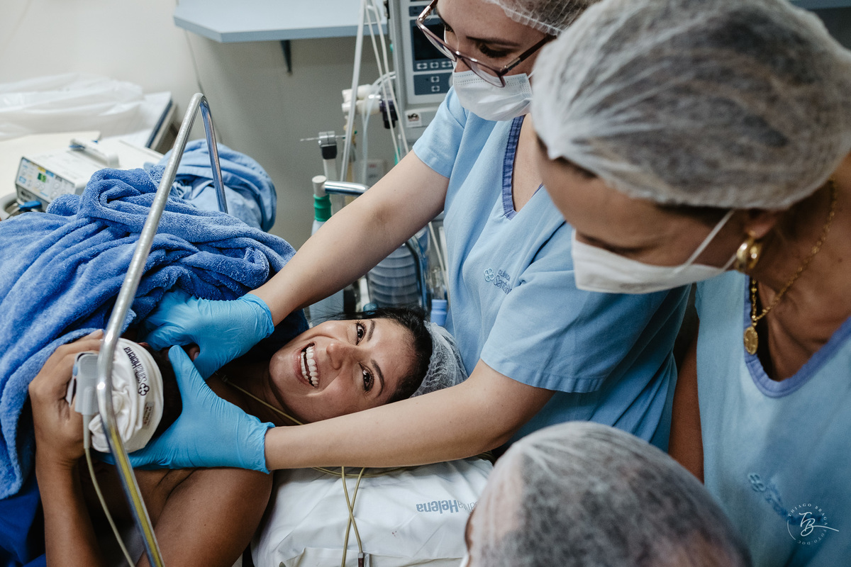 Fotografia documental de nascimento. Cesárea na Clínica e maternidade Santa Helena e Florianópolis, por Thiago Braga fotografia. 