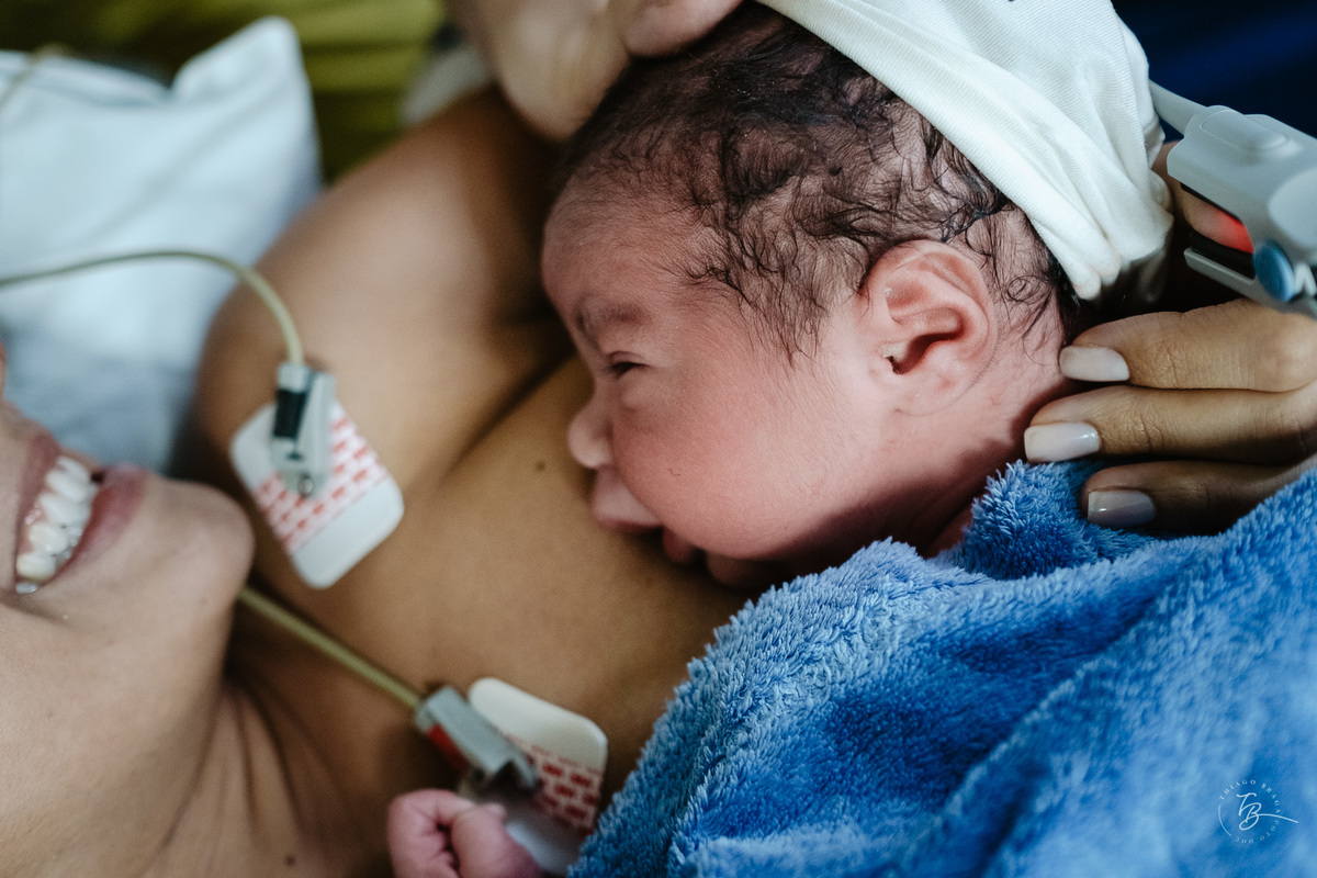 Fotografia documental de nascimento. Cesárea na Clínica e maternidade Santa Helena e Florianópolis, por Thiago Braga fotografia. 