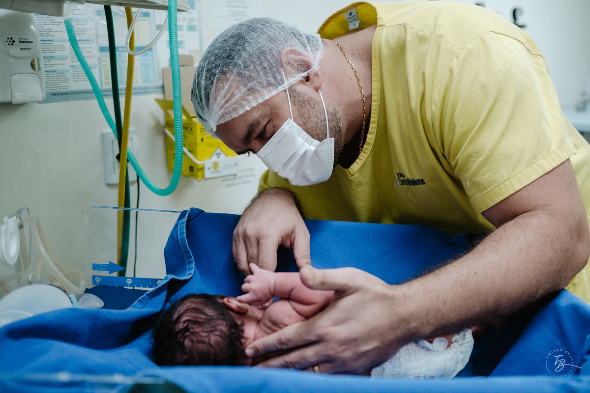 Fotografia documental de nascimento. Cesárea na Clínica e maternidade Santa Helena e Florianópolis, por Thiago Braga fotografia. 