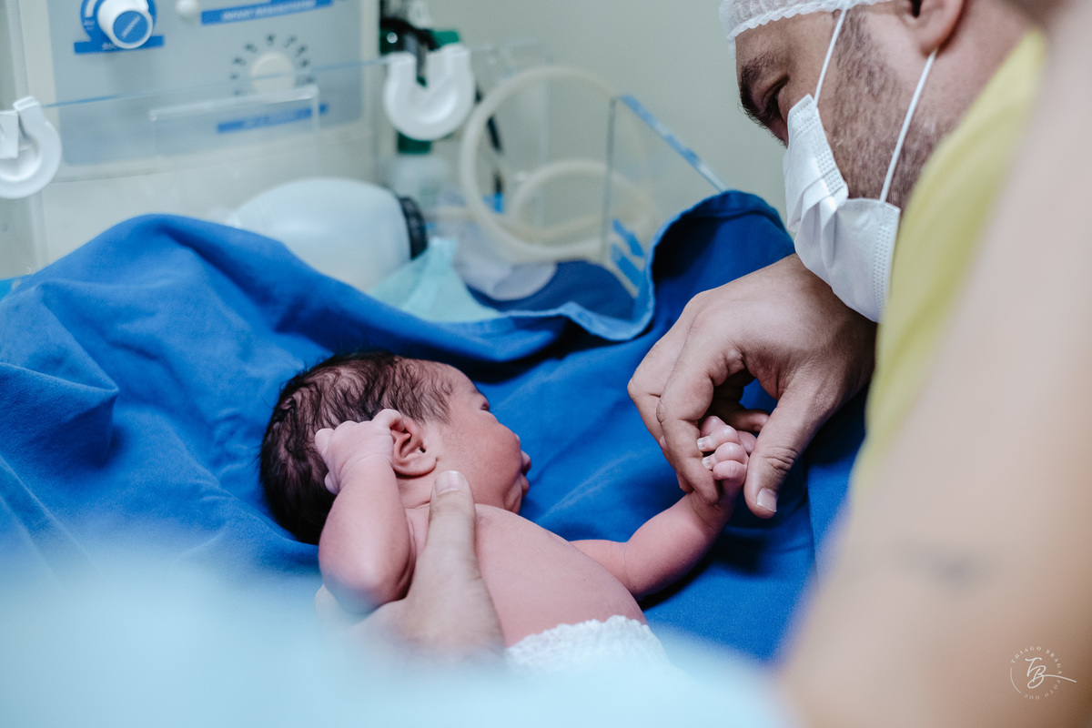 Fotografia documental de nascimento. Cesárea na Clínica e maternidade Santa Helena e Florianópolis, por Thiago Braga fotografia. 