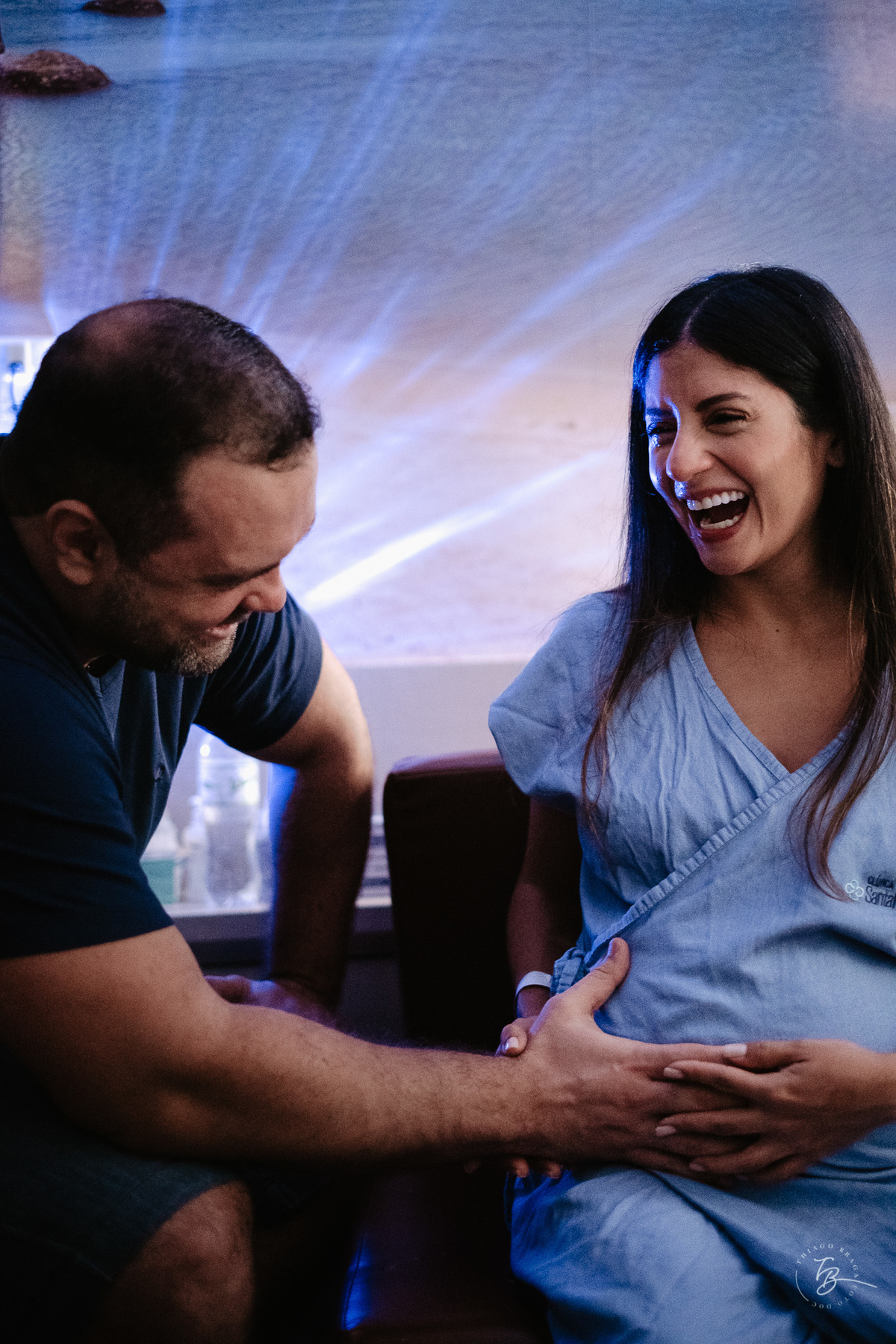 Fotografia documental de nascimento. Cesárea na Clínica e maternidade Santa Helena e Florianópolis, por Thiago Braga fotografia. 