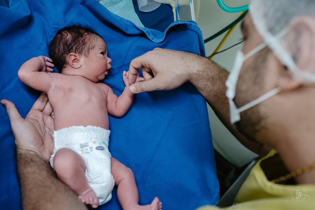Fotografia documental de nascimento. Cesárea na Clínica e maternidade Santa Helena e Florianópolis, por Thiago Braga fotografia. 
