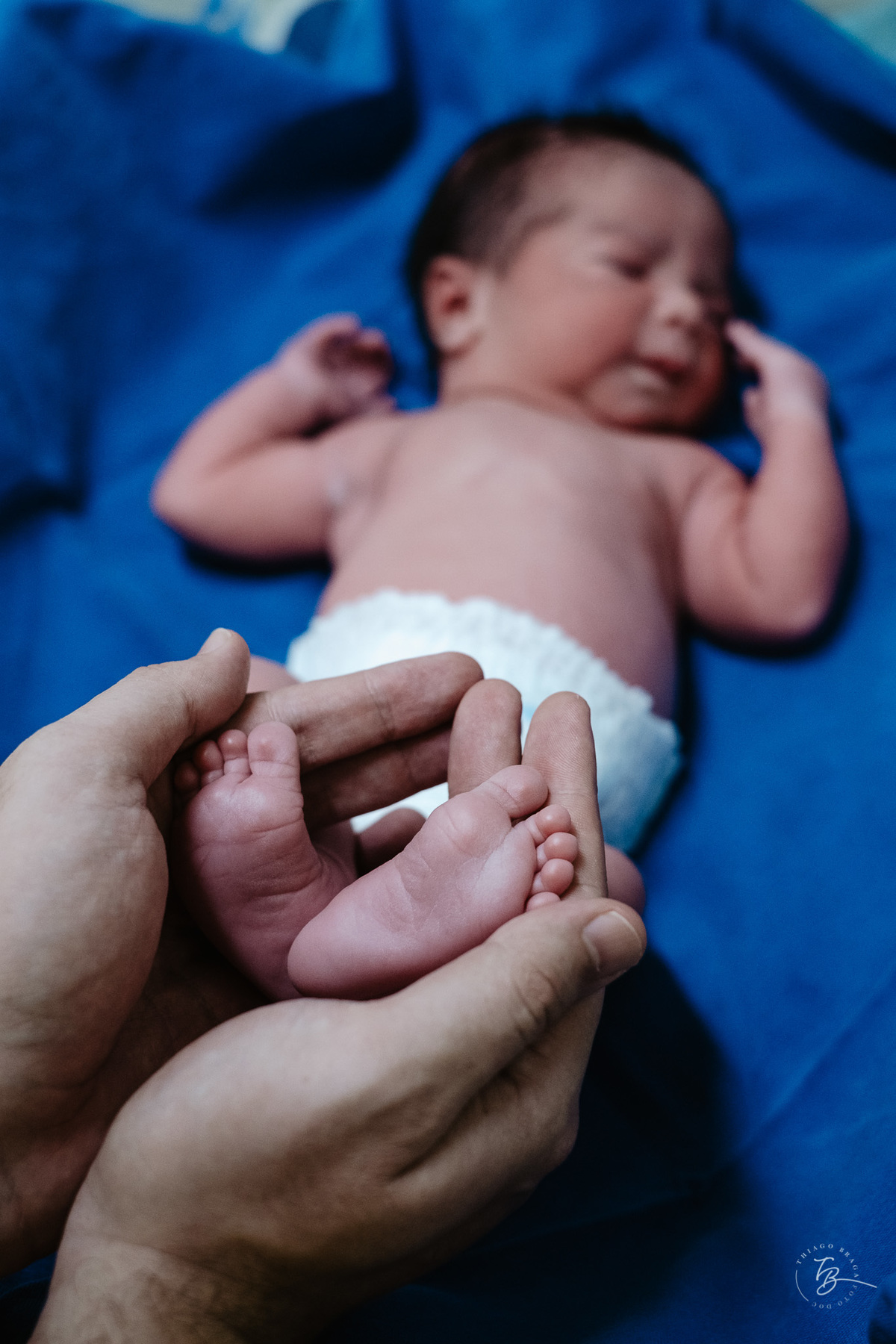 Fotografia documental de nascimento. Cesárea na Clínica e maternidade Santa Helena e Florianópolis, por Thiago Braga fotografia. 