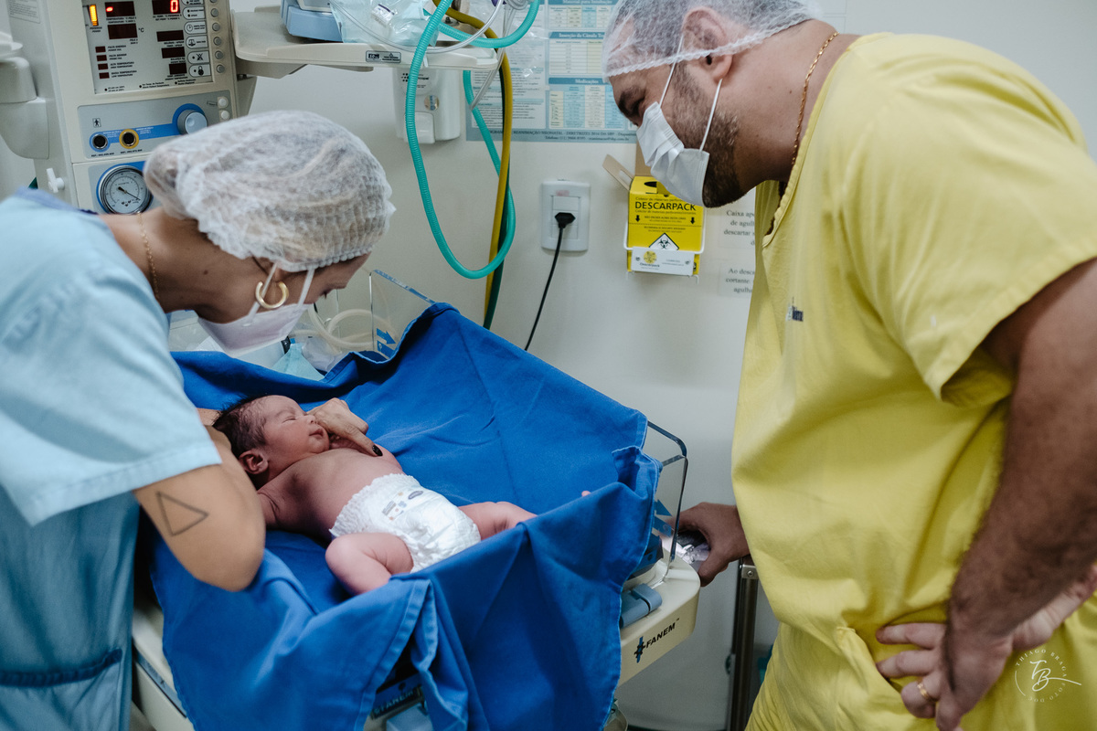 Fotografia documental de nascimento. Cesárea na Clínica e maternidade Santa Helena e Florianópolis, por Thiago Braga fotografia. 