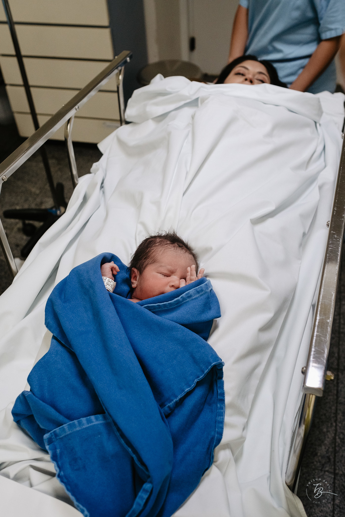 Fotografia documental de nascimento. Cesárea na Clínica e maternidade Santa Helena e Florianópolis, por Thiago Braga fotografia. 