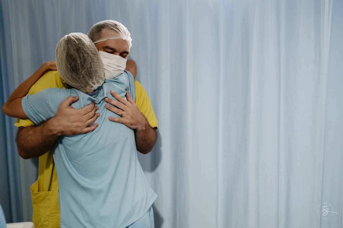 Fotografia documental de nascimento. Cesárea na Clínica e maternidade Santa Helena e Florianópolis, por Thiago Braga fotografia. 