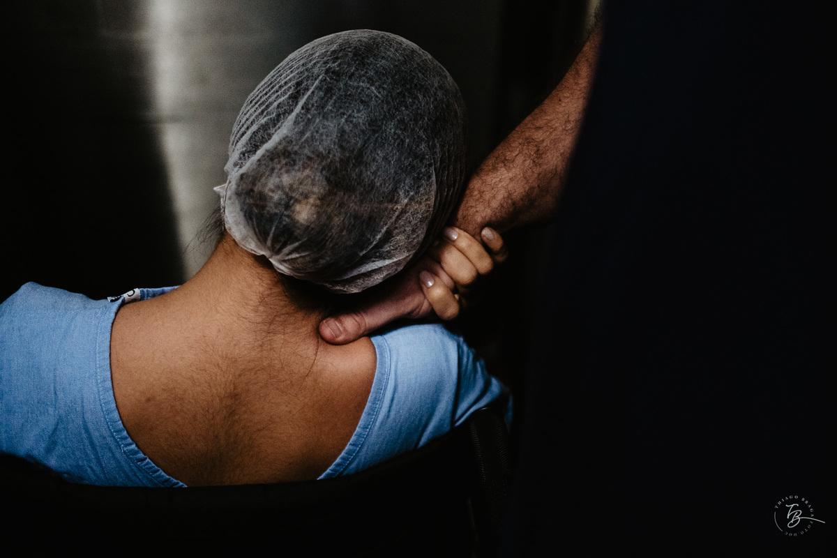 Fotografia documental de nascimento. Cesárea na Clínica e maternidade Santa Helena e Florianópolis, por Thiago Braga fotografia. 
