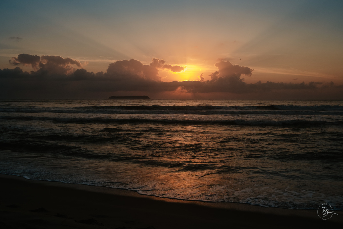 Amanhecer do Sol na para Mole em Floripa. Ensaio de 15 anos com a Julia por Thiago Braga fotografia. 