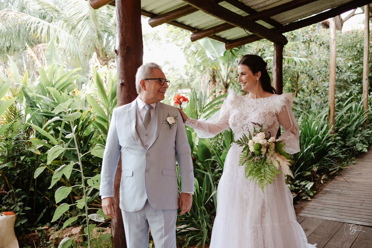Casamento intimista no Moçambique, Rio Vermelho em Florianópolis. Cerimônia ao ar livre para celebrar a união do Osvaldo e da Sandra. Fotos por Thiago Braga Fotografia.