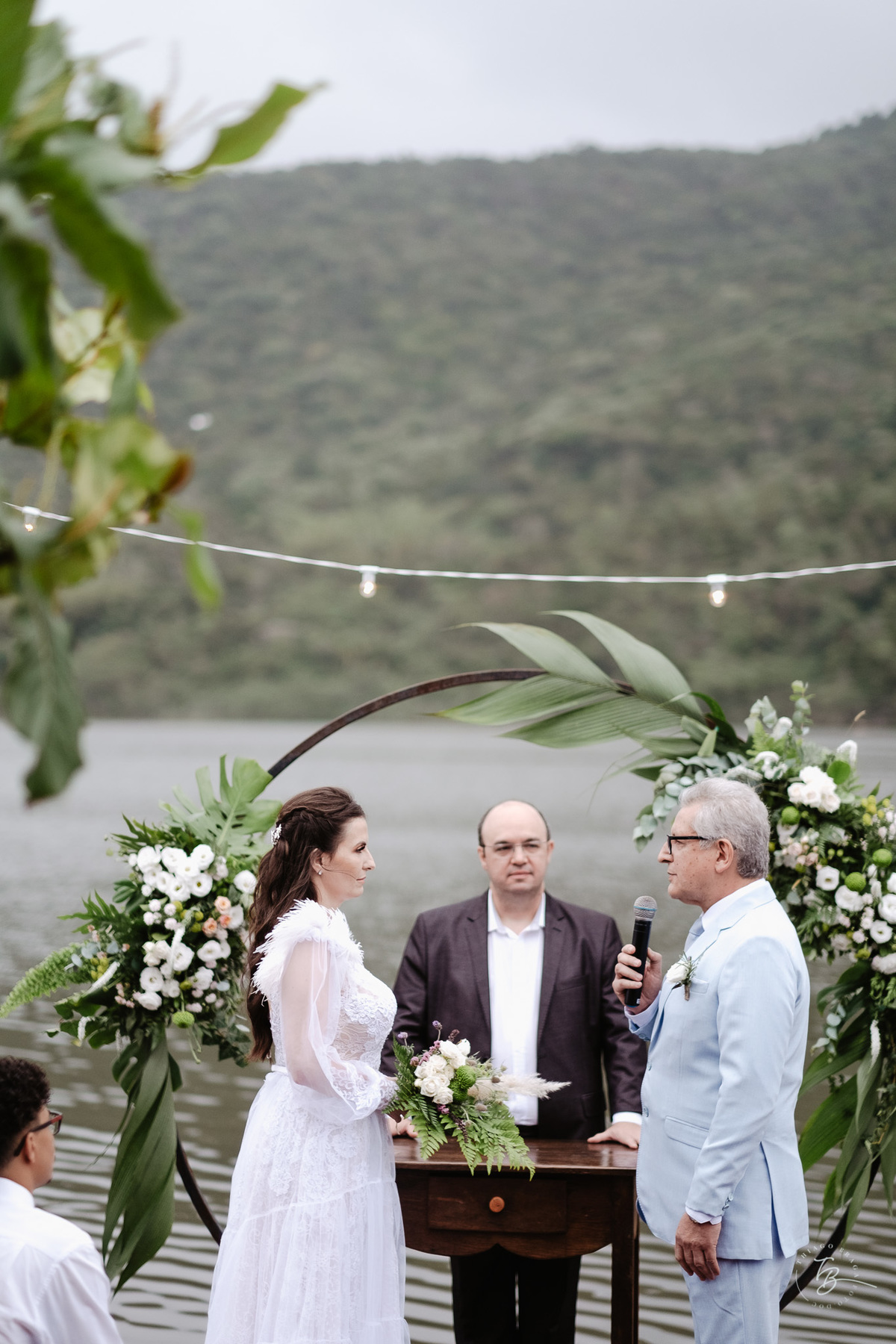 Casamento intimista no Moçambique, Rio Vermelho em Florianópolis. Cerimônia ao ar livre para celebrar a união do Osvaldo e da Sandra. Fotos por Thiago Braga Fotografia.