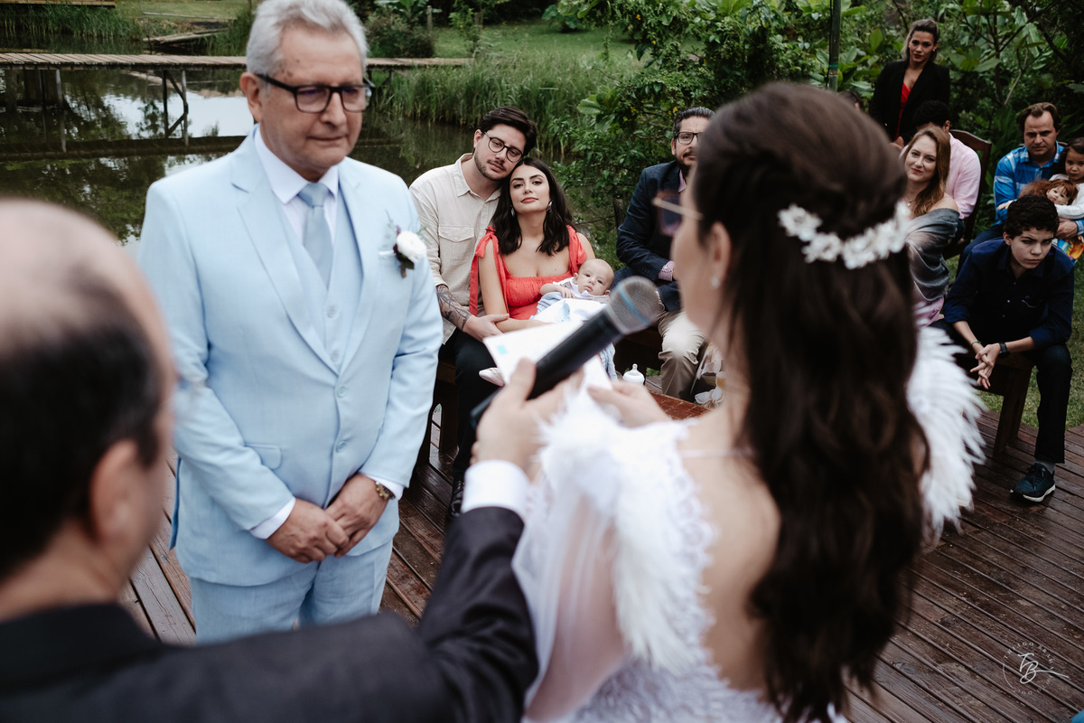 Casamento intimista no Moçambique, Rio Vermelho em Florianópolis. Cerimônia ao ar livre para celebrar a união do Osvaldo e da Sandra. Fotos por Thiago Braga Fotografia.