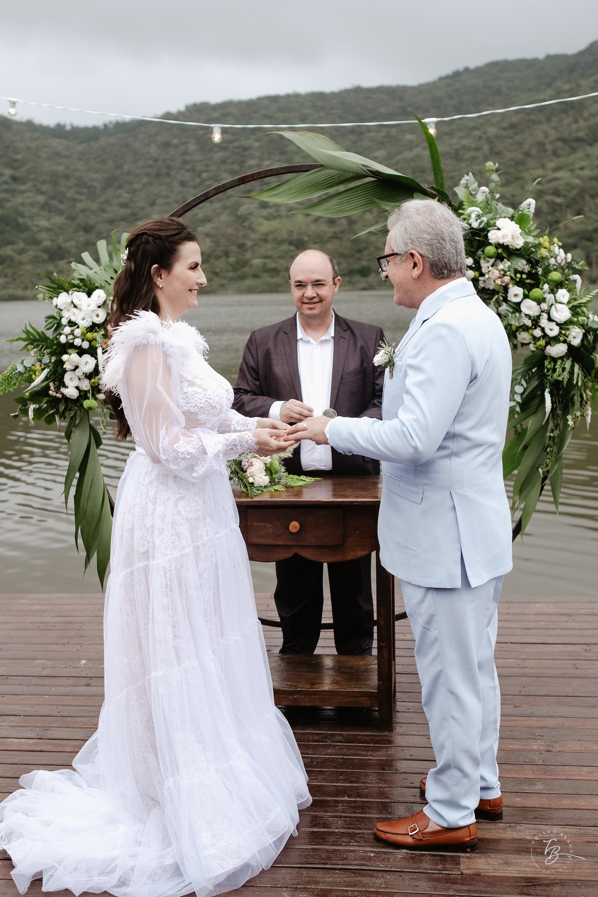 Casamento intimista no Moçambique, Rio Vermelho em Florianópolis. Cerimônia ao ar livre para celebrar a união do Osvaldo e da Sandra. Fotos por Thiago Braga Fotografia.
