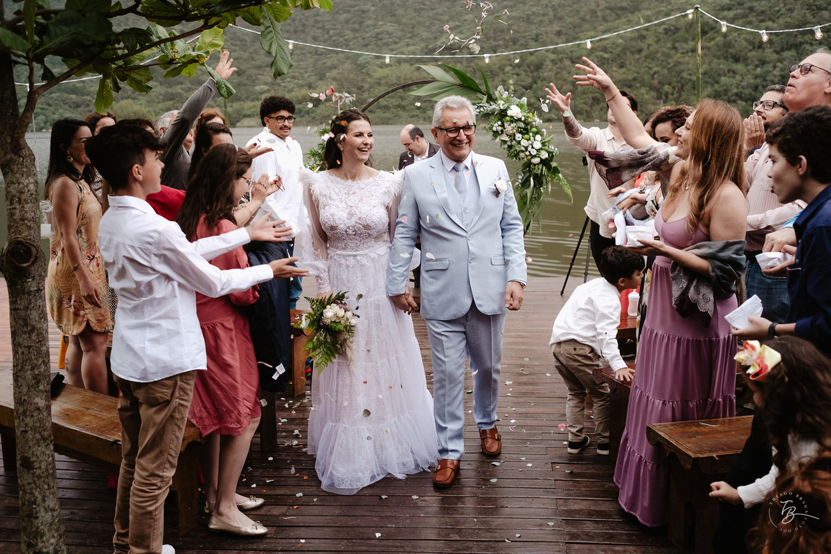 Casamento intimista no Moçambique, Rio Vermelho em Florianópolis. Cerimônia ao ar livre para celebrar a união do Osvaldo e da Sandra. Fotos por Thiago Braga Fotografia.