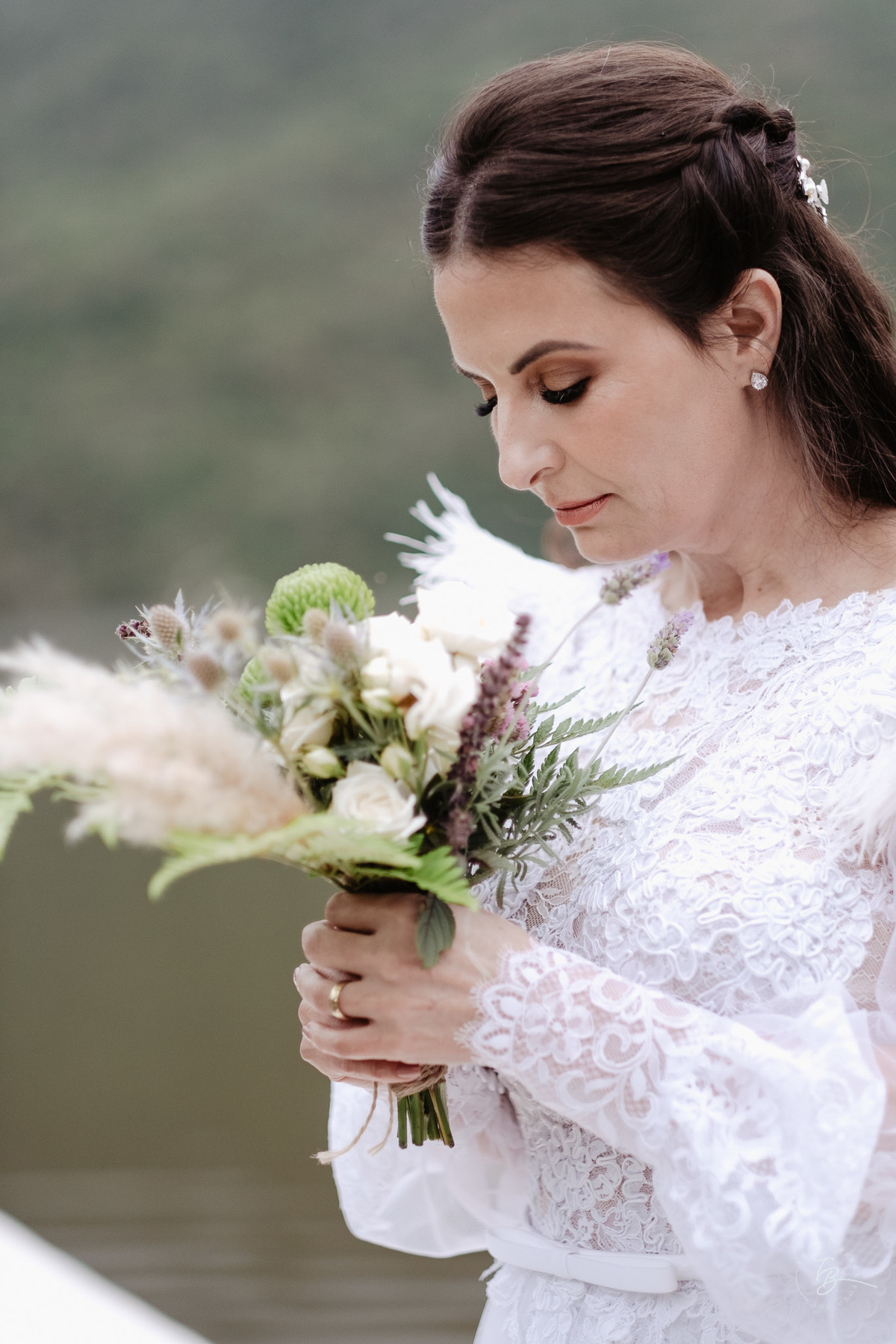 Casamento intimista no Moçambique, Rio Vermelho em Florianópolis. Cerimônia ao ar livre para celebrar a união do Osvaldo e da Sandra. Fotos por Thiago Braga Fotografia.