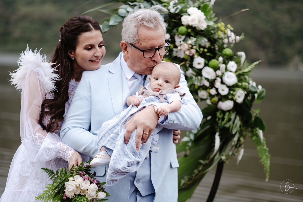 Casamento intimista no Moçambique, Rio Vermelho em Florianópolis. Cerimônia ao ar livre para celebrar a união do Osvaldo e da Sandra. Fotos por Thiago Braga Fotografia.