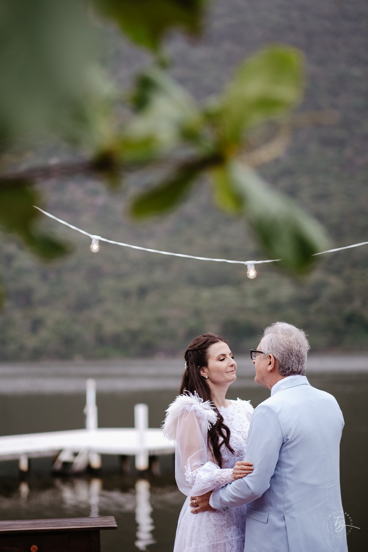 Casamento intimista no Moçambique, Rio Vermelho em Florianópolis. Cerimônia ao ar livre para celebrar a união do Osvaldo e da Sandra. Fotos por Thiago Braga Fotografia.