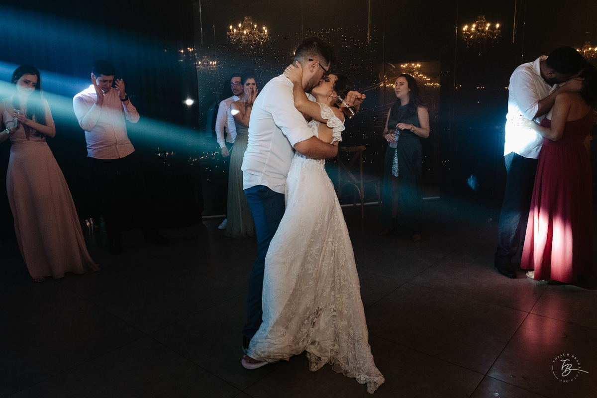 Casamento Indaiá Lincoln e Suellen, fim de tarde, na Lagoa em Florianópolis - Sc por Thiago Braga foto