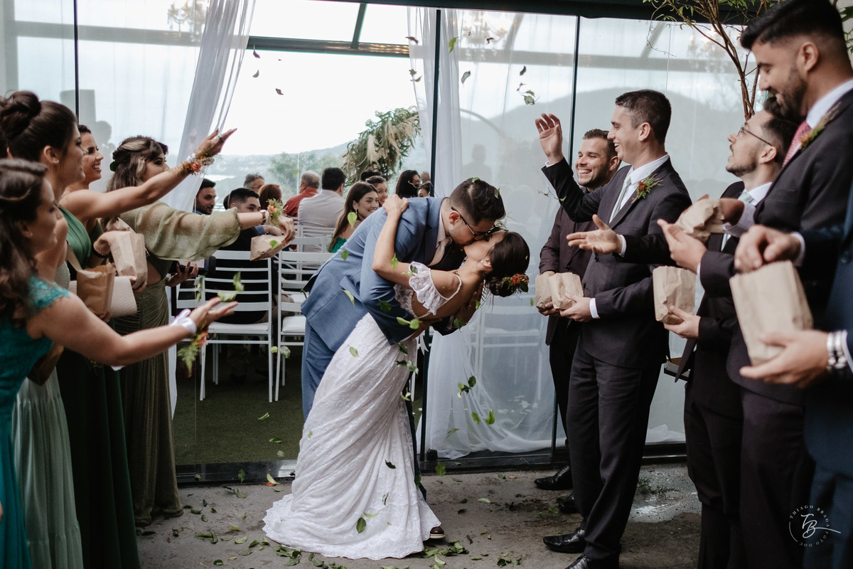 Casamento Indaiá Lincoln e Suellen, fim de tarde, na Lagoa em Florianópolis - Sc por Thiago Braga foto