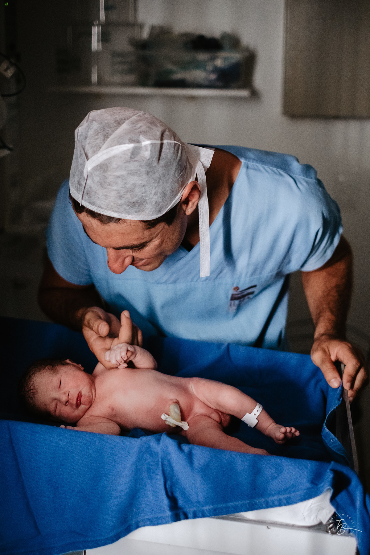 nascimento em uma cesárea humanizada no ilha hospital e maternidade, em Florianópolis/Sc. Registrado por Thiago Braga Fotografia. 