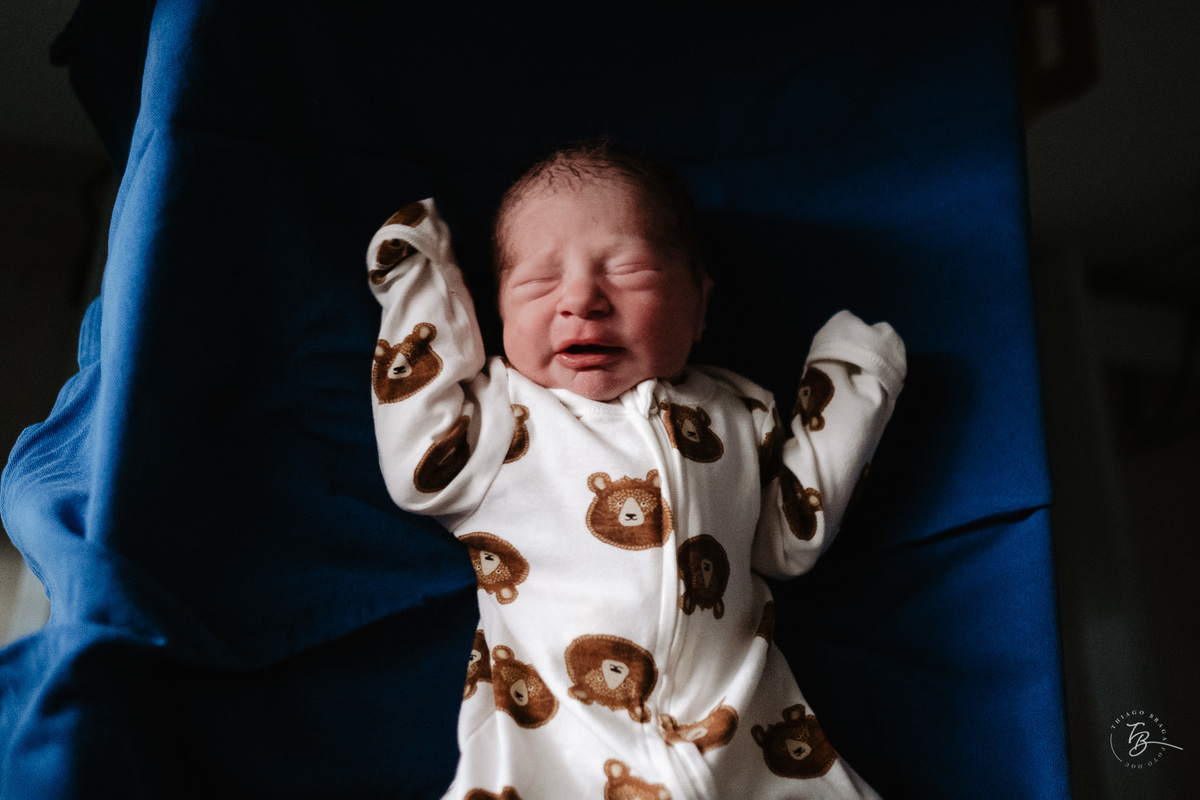 nascimento em uma cesárea humanizada no ilha hospital e maternidade, em Florianópolis/Sc. Registrado por Thiago Braga Fotografia. 