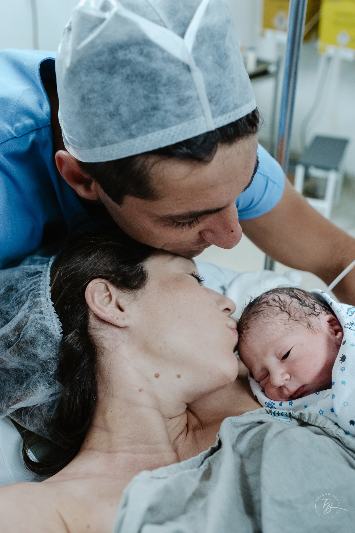 nascimento em uma cesárea humanizada no ilha hospital e maternidade, em Florianópolis/Sc. Registrado por Thiago Braga Fotografia. 