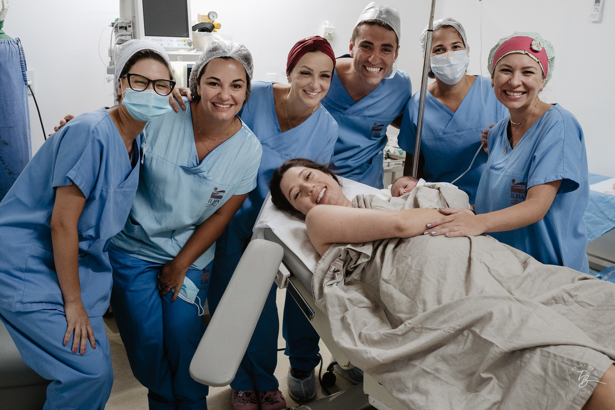 nascimento em uma cesárea humanizada no ilha hospital e maternidade, em Florianópolis/Sc. Registrado por Thiago Braga Fotografia. 
