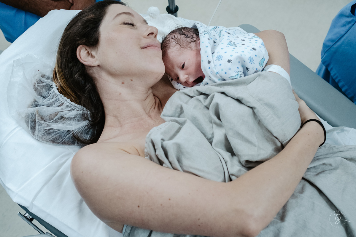 nascimento em uma cesárea humanizada no ilha hospital e maternidade, em Florianópolis/Sc. Registrado por Thiago Braga Fotografia. 