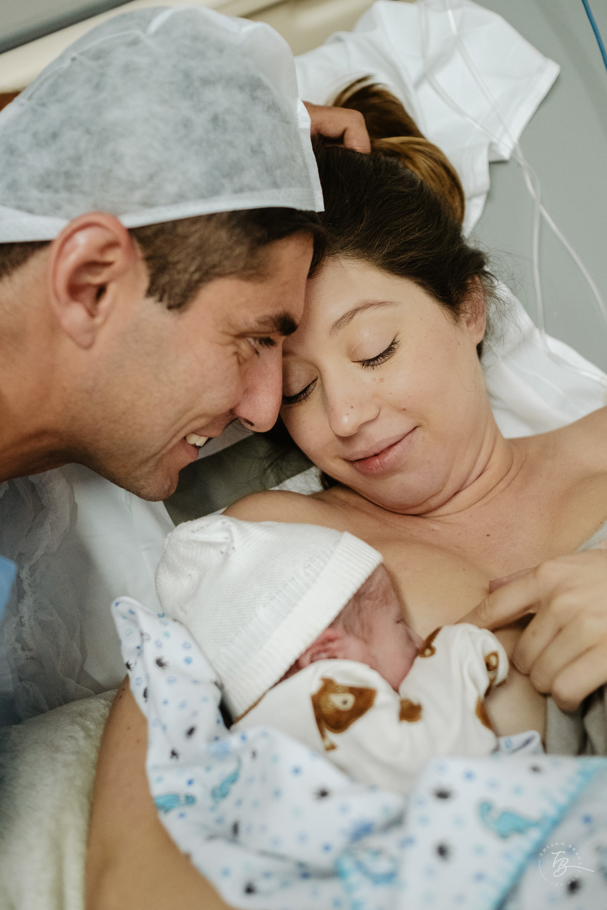 nascimento em uma cesárea humanizada no ilha hospital e maternidade, em Florianópolis/Sc. Registrado por Thiago Braga Fotografia. 