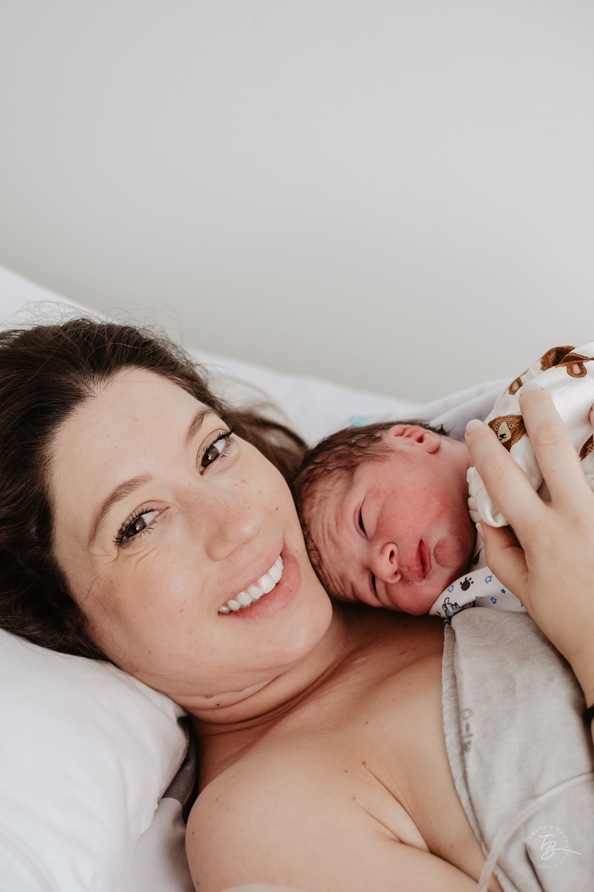 nascimento em uma cesárea humanizada no ilha hospital e maternidade, em Florianópolis/Sc. Registrado por Thiago Braga Fotografia. 